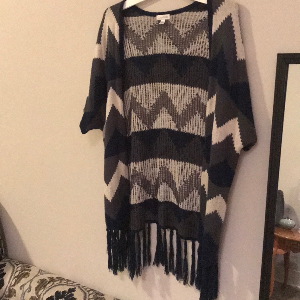 Short sleeve shawl
